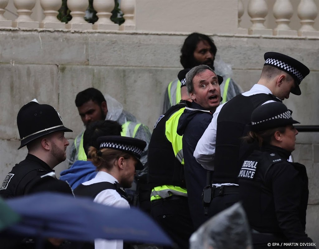 Premier verdedigt politiewet na arrestatie betogers tegen Charles