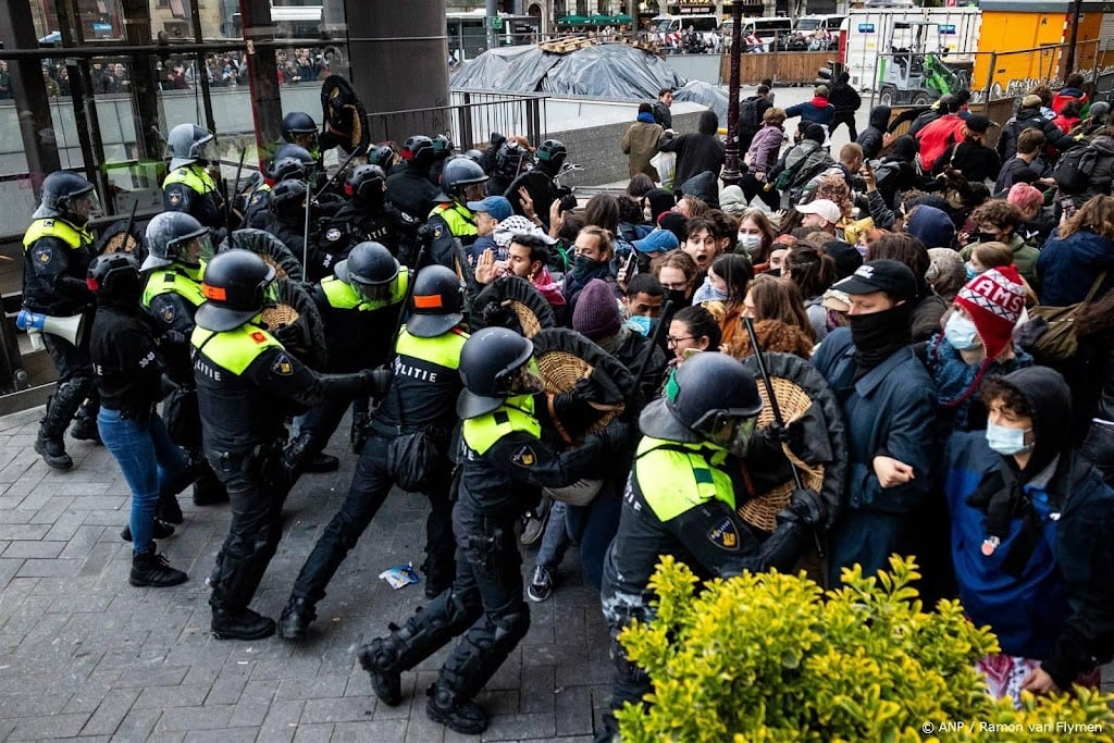 36 aanhoudingen bij protesten Amsterdam, 5 agenten gewond
