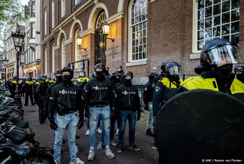 ME voert charge uit bij protest op Spui in Amsterdam