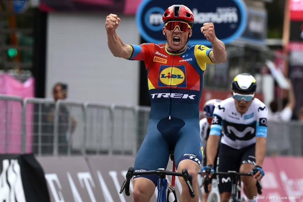Pedersen sprint naar zege in eerste rit Giro en grijpt roze trui