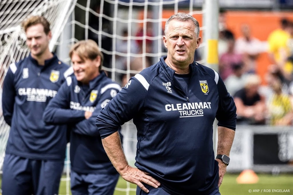 Vitesse bevestigt vertrek Van den Brom, Janssen keert terug