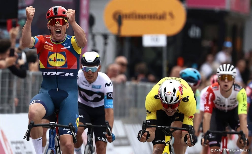Niet topfitte Van Aert aast op roze trui in tijdrit Giro