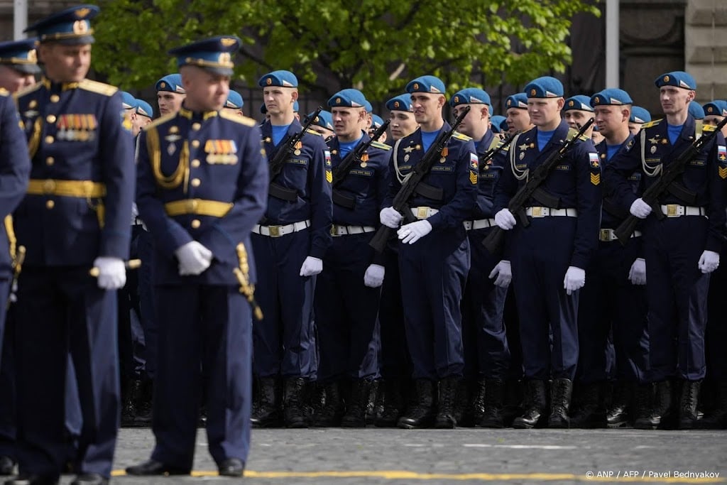 Rusland houdt uitgeklede militaire parade, geen zwaar materieel