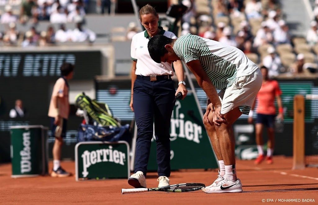 Topfavoriet Alcaraz na krampaanval kansloos tegen Djokovic 