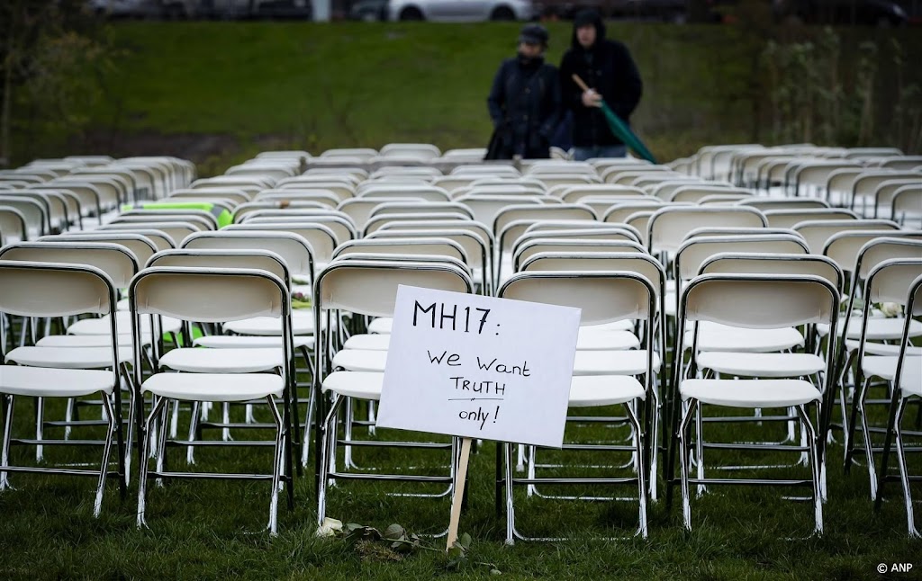 Stil protest MH17 met lege stoelen voor Russische ambassade