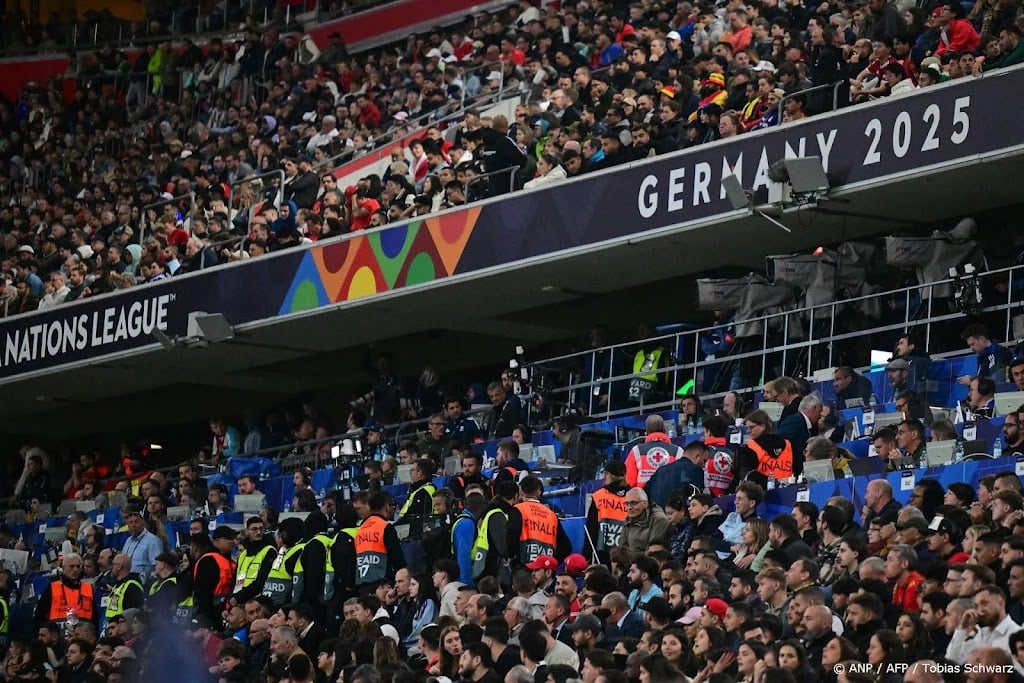Fan overlijdt na val van tribune tijdens finale Nations League
