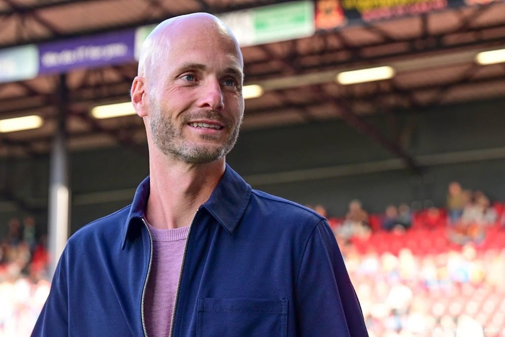 VfL Wolfsburg meldt zich bij Go Ahead voor trainer Simonis