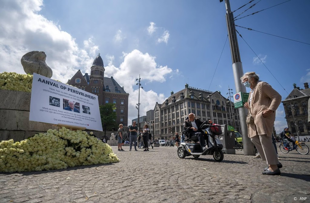 Familie kroongetuige steunt bloemenactie Peter R. de Vries op Dam