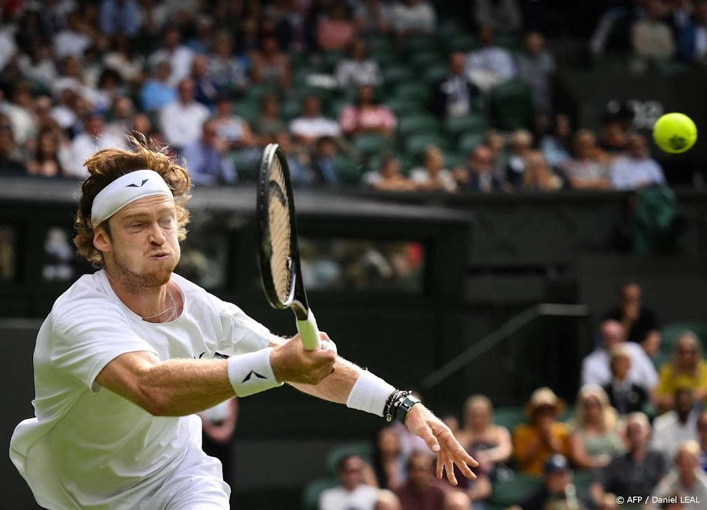 Rus Roeblev naar kwartfinales op Wimbledon