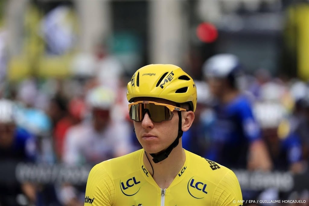 Tourpeloton zit na rustdag weer op de fiets