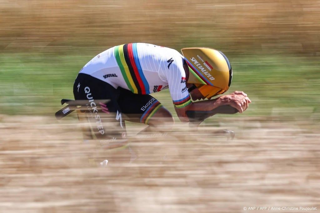 Evenepoel wint tijdrit Tour, Van der Poel verliest gele trui