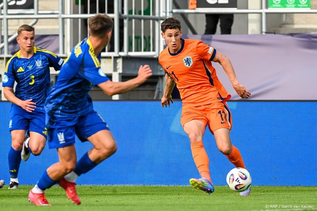 AZ-directeur Huiberts kondigt vertrek Van Bommel aan