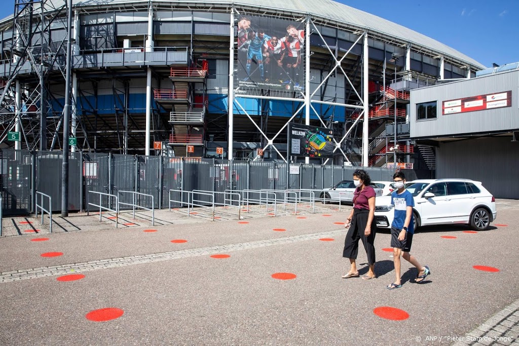 Feyenoord oefent tegen Sparta voor 3000 fans met mondkapje  