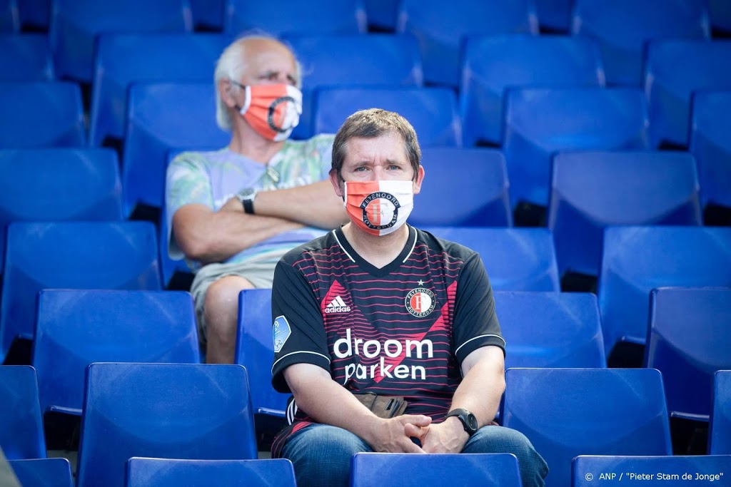 Fans van Feyenoord met mondkapje in De Kuip