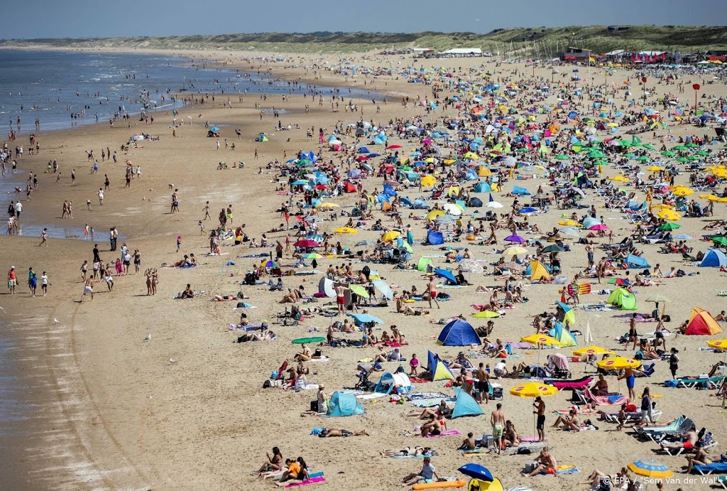 Rode vlag op Haagse strand, tientallen mensen uit zee gehaald