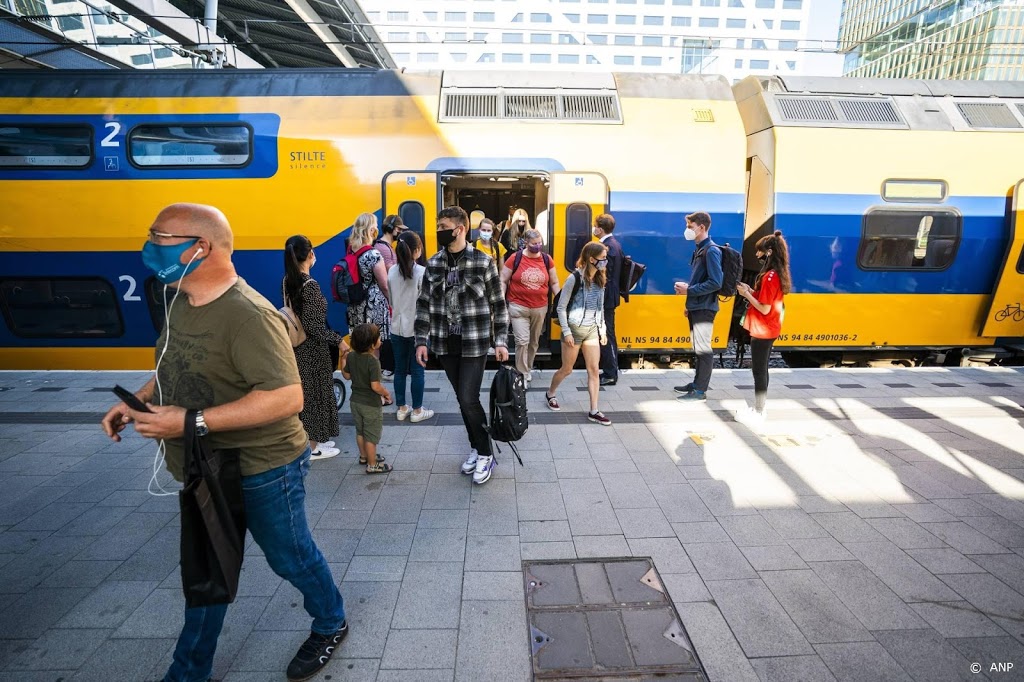 Aantal treinreizigers op werkdagen fors minder door coronacrisis