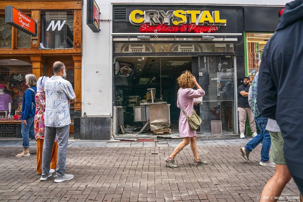 Schade door explosies bij sporthal en horeca in Amsterdam