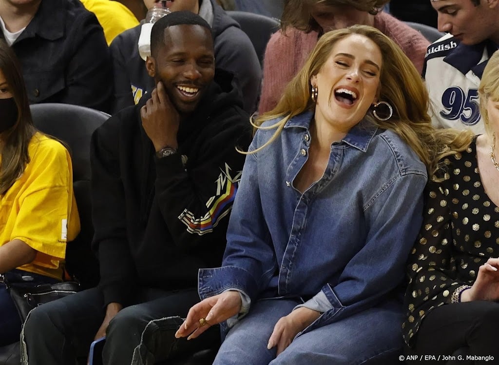 Zangeres Adele bevestigt verloving tijdens show in München