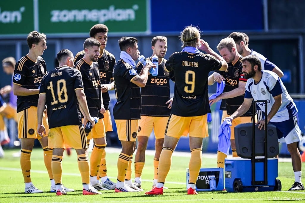 PEC Zwolle - Ajax stilgelegd voor medisch noodgeval op tribune