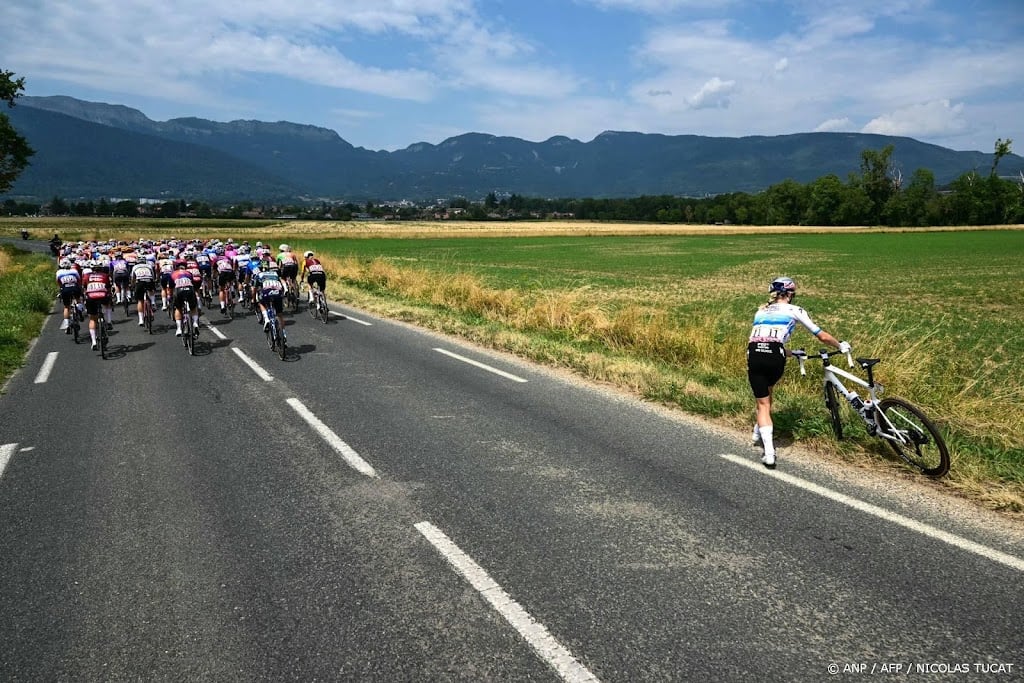 Tourpeloton met Vollering in het geel gestart in slotrit in Nice