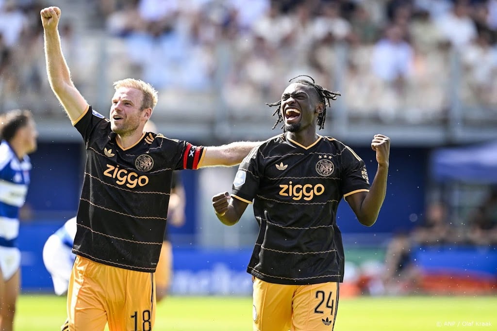 Invallers Mokio en Brandt helpen Ajax aan zege op tiental van PEC