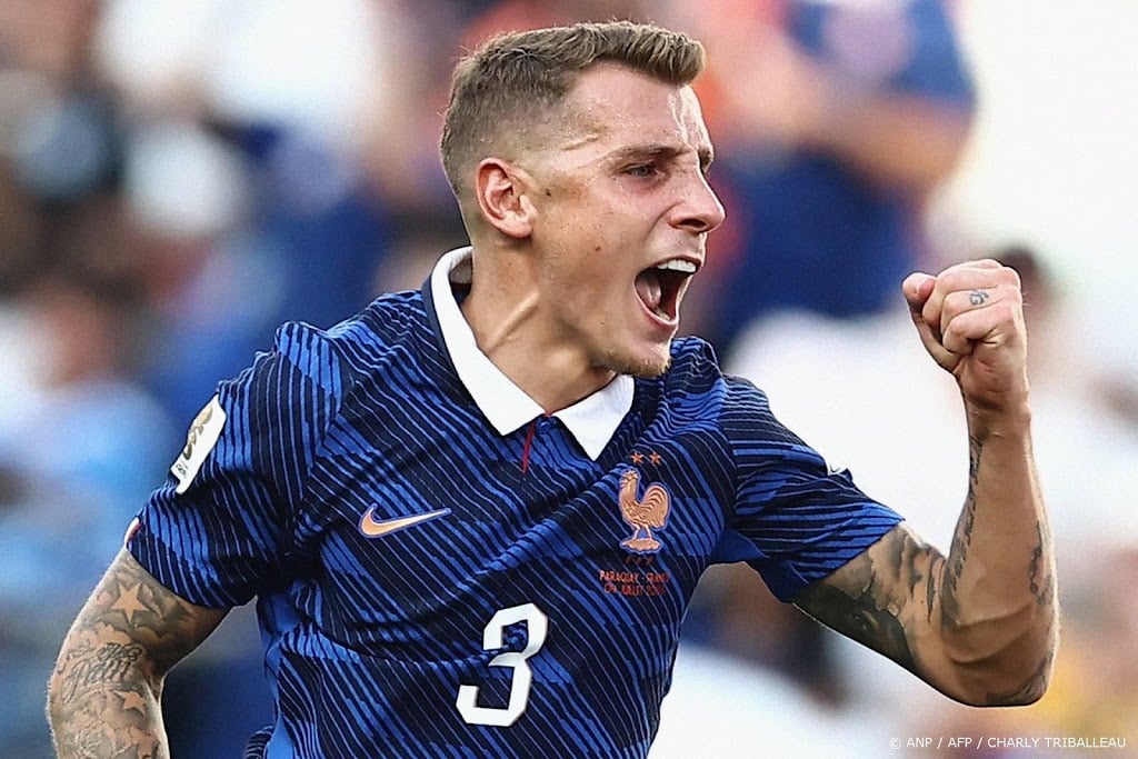 Paris Saint-Germain neemt Fransman Digne over van Aston Villa