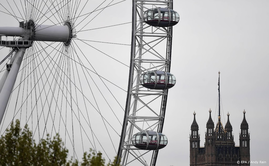 Eiffeltoren en London Eye in het donker na overlijden Elizabeth