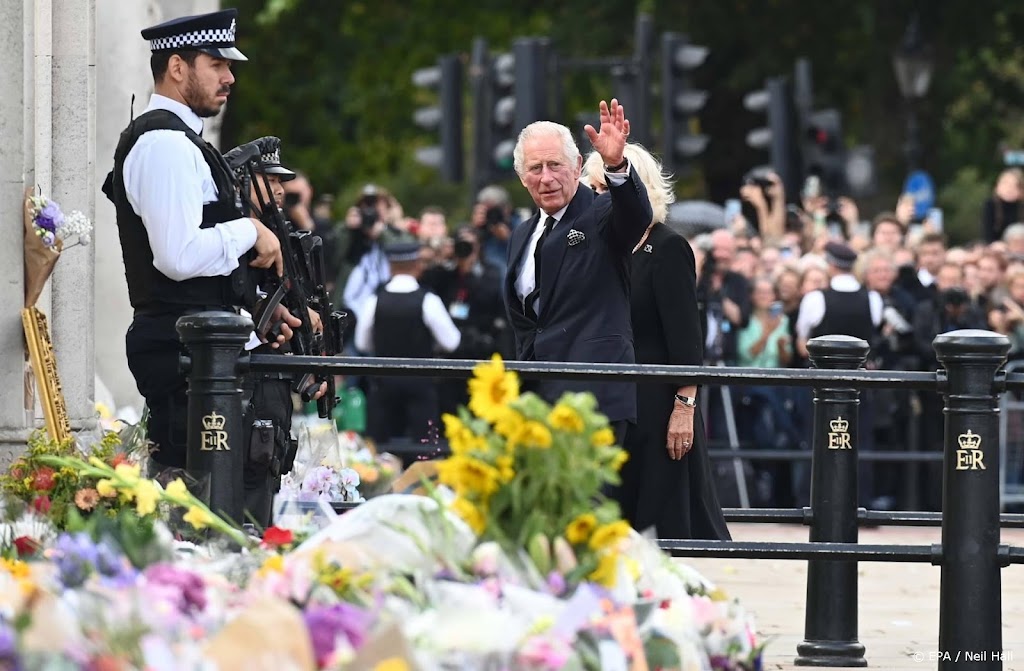 Koning Charles belooft zich levenslang in te zetten 