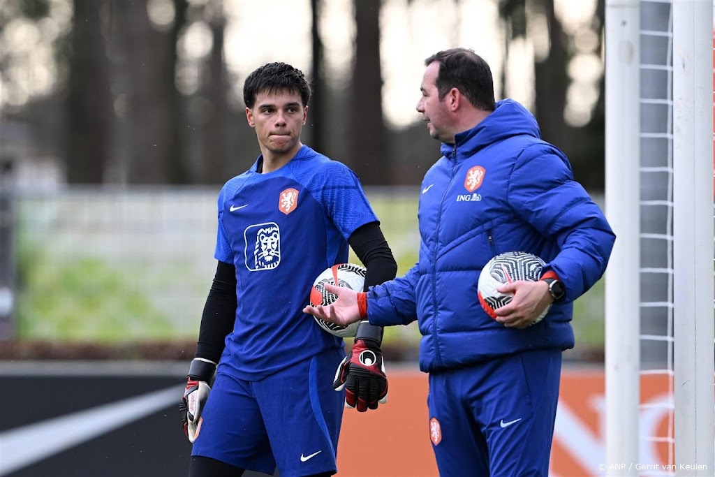 Doelman Van den Heuvel vervangt Roefs bij Jong Oranje