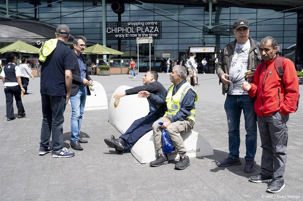 Schoonmakers voeren actie op Schiphol voor 'zwaarwerkregeling'