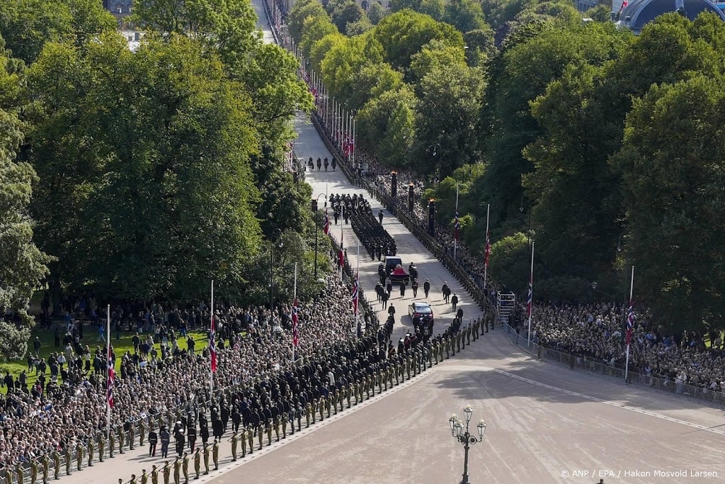 Rouwstoet met kist Harald op weg naar Domkerk