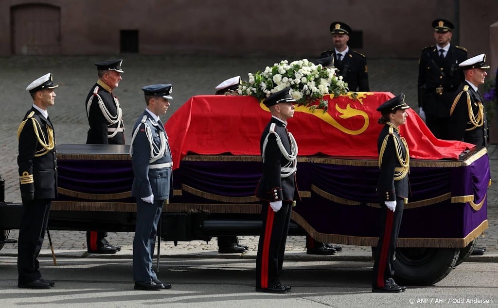Rouwstoet koning Harald aangekomen bij Domkerk