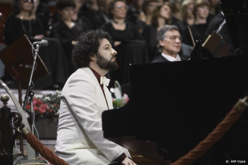 Pianist en orkestleider Nico van der Linden (71) overleden 