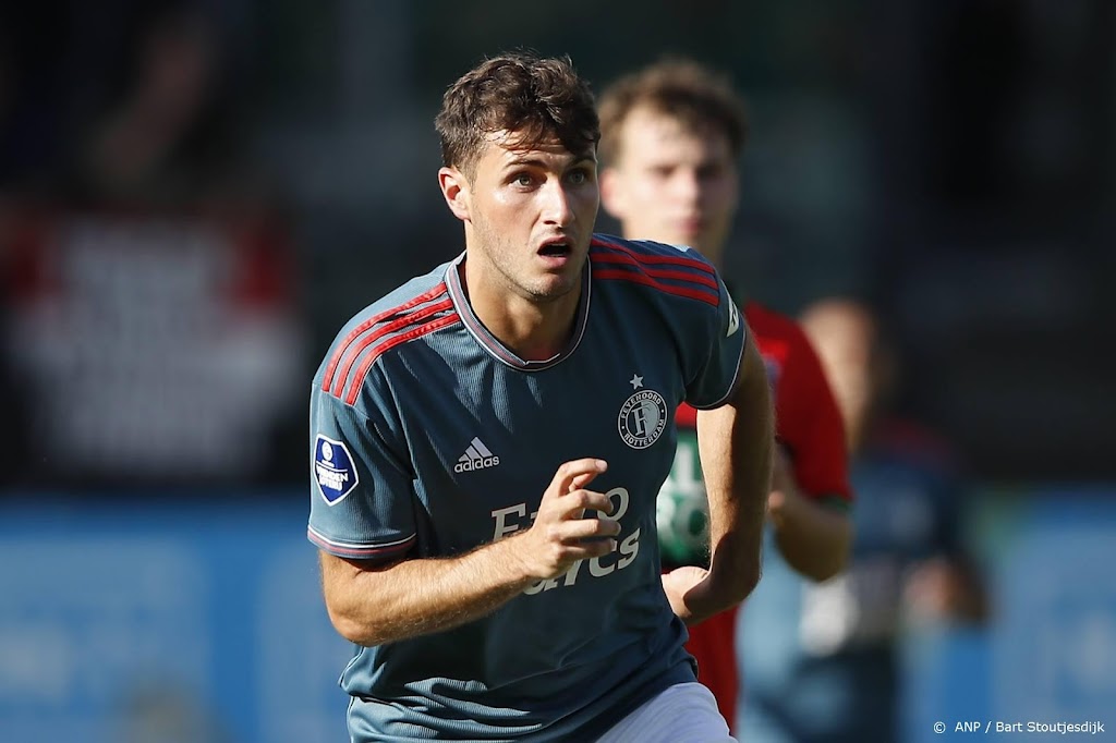 Eerste basisplaats spits Giménez bij Feyenoord