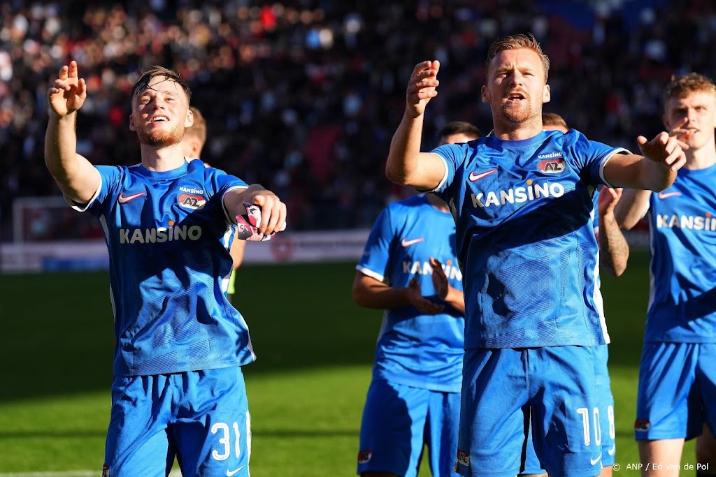 Ongeslagen AZ wint ook uitduel met FC Utrecht en is weer koploper