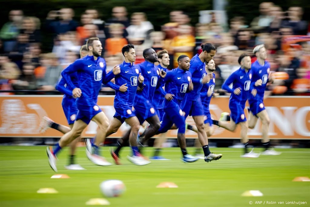 Oranje traint zonder Dumfries in Zeist 