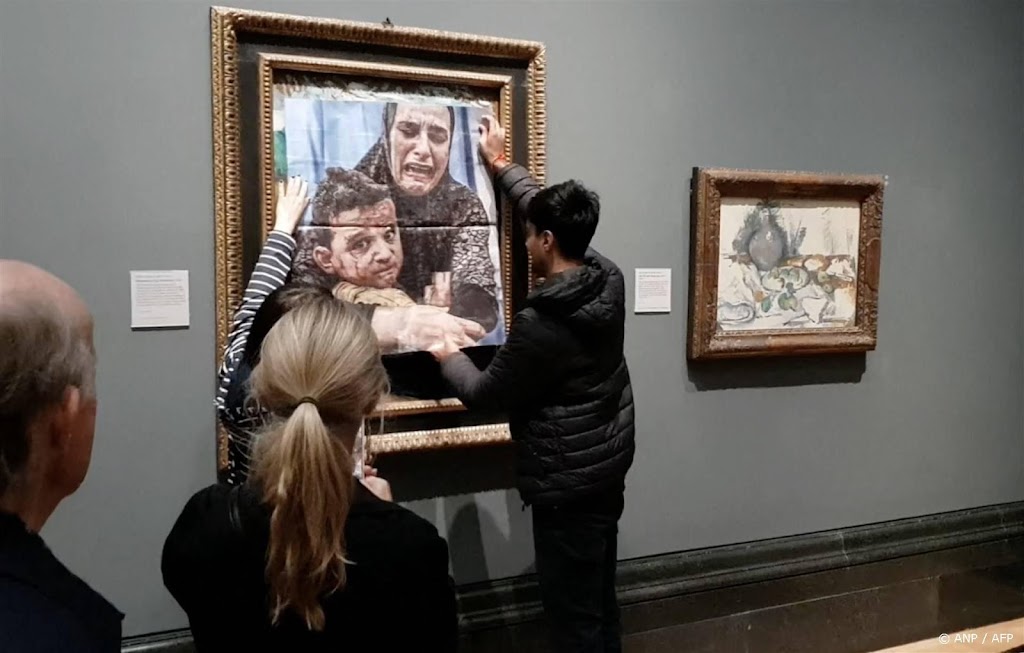 Activisten plakken foto van Palestijnen op schilderij Picasso 