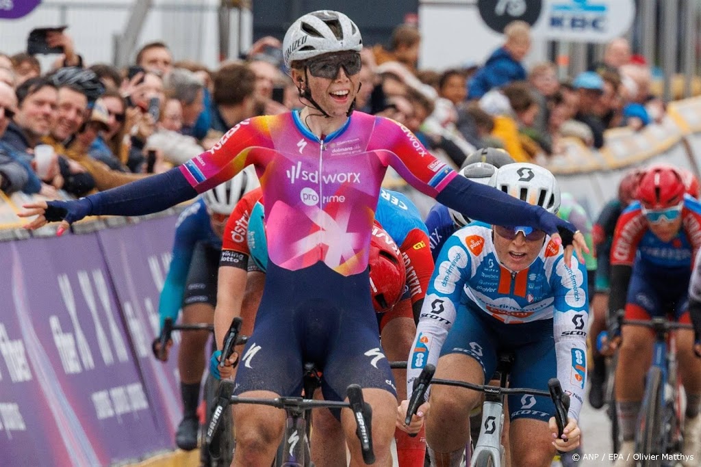 Wiebes spurt naar etappewinst in Ladies Tour