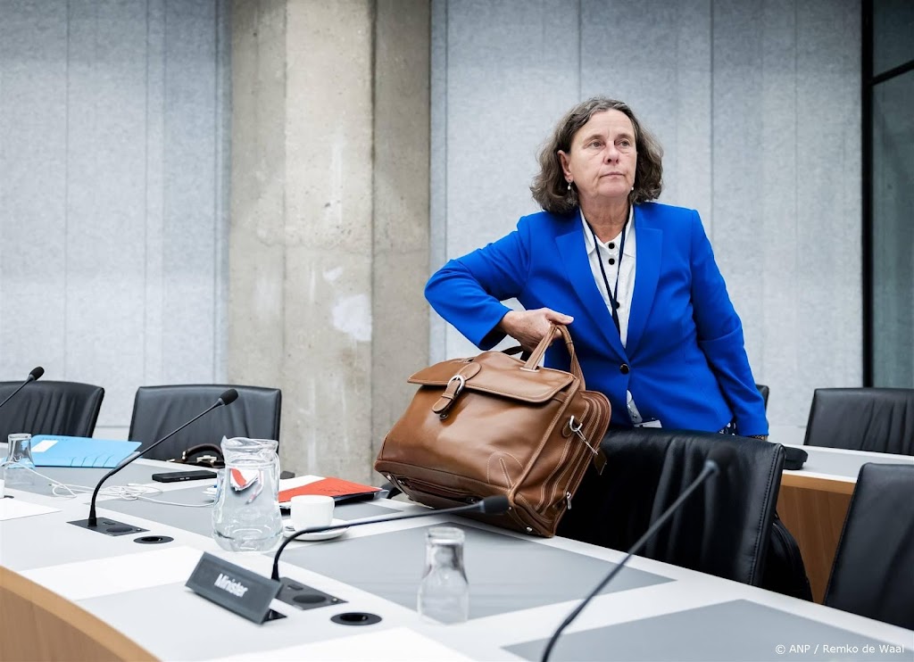 Faber moet van Kamer afzien van 'terugkeerborden' bij azc's