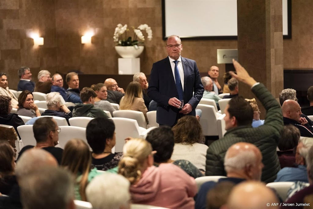 Burgemeester Apeldoorn spreekt omwonenden opvangplek Ugchelen