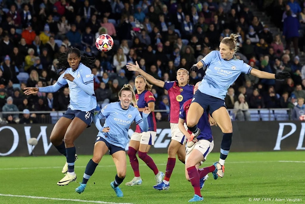 Voetbalsters City kloppen Barcelona mede dankzij assist Miedema