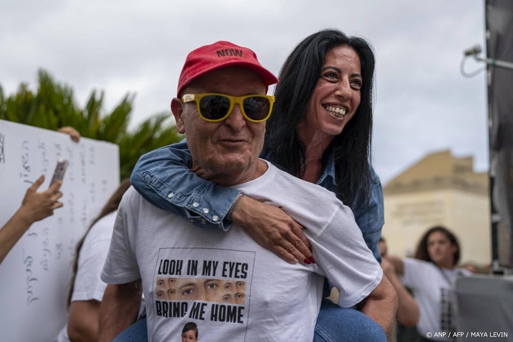 Families gijzelaars vieren verwachte vrijlatingen in Tel Aviv