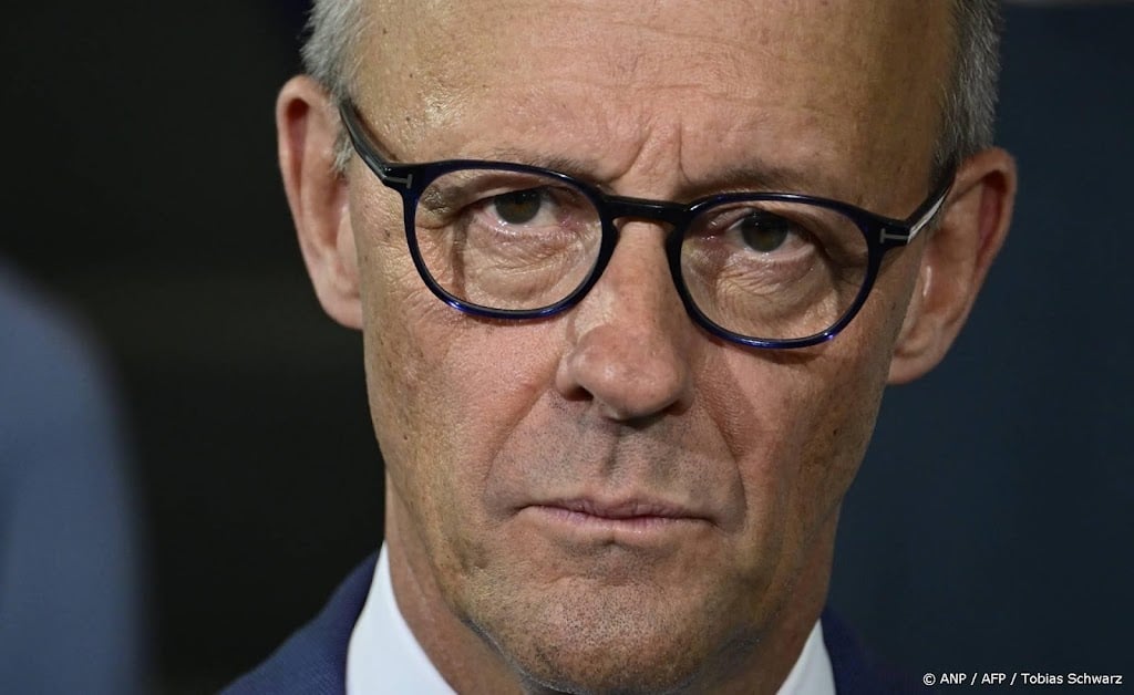 Merz hekelt aanwezigheid voorganger Schröder op verjaardag Poetin