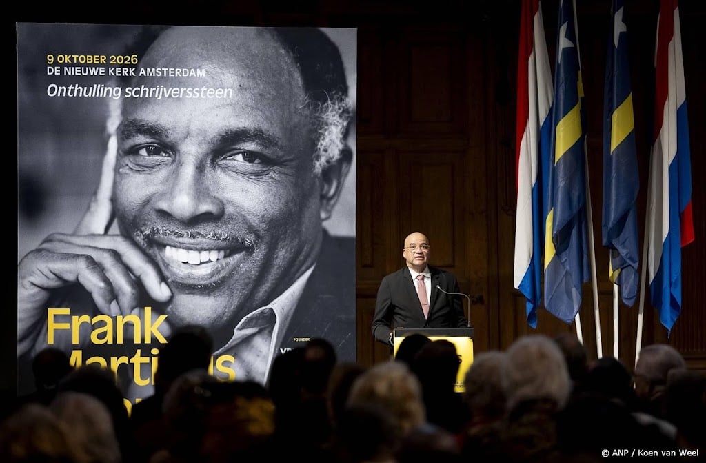 Schrijver Frank Martinus Arion geëerd met steen in De Nieuwe Kerk