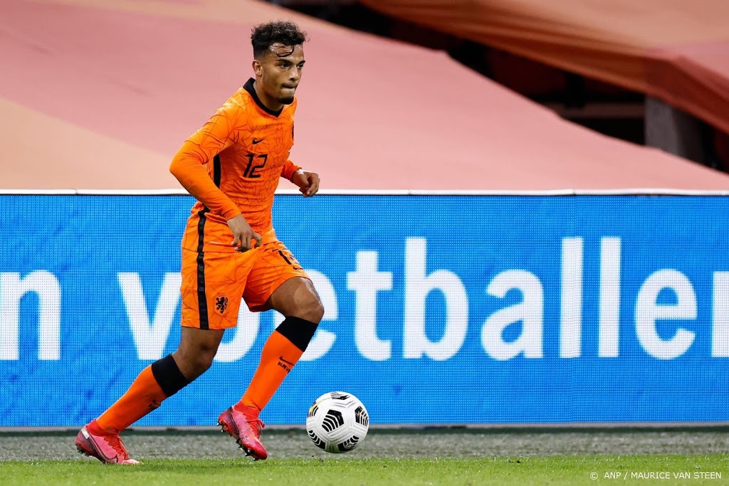 AZ-spelers Wijndal en Stengs nu wél met een lach naar Oranje