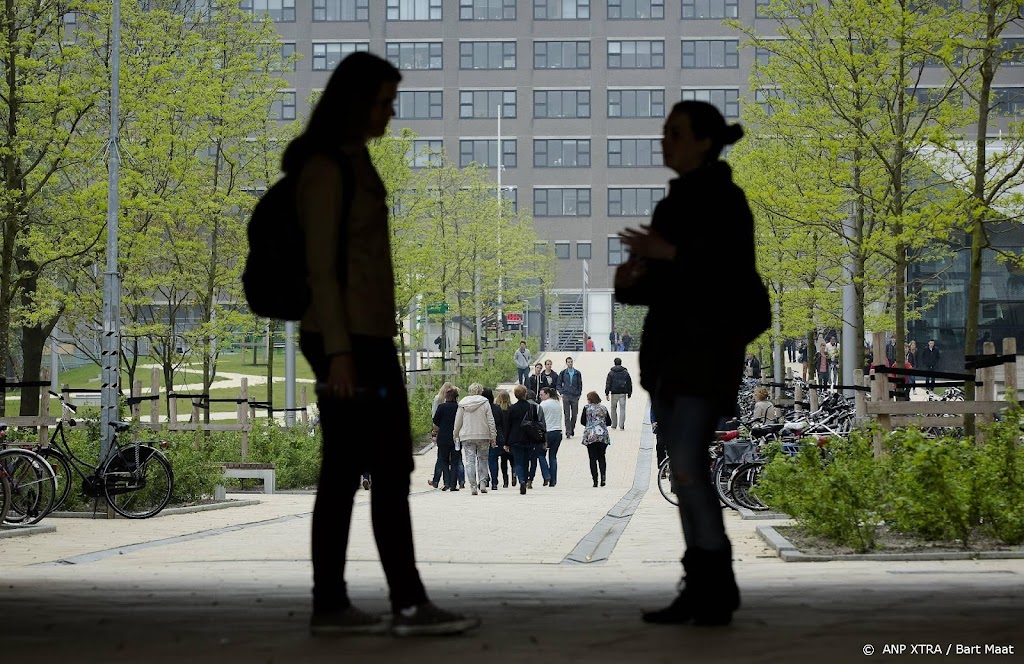 Jongeren onder 25 voor het eerst minder tevreden dan 25-plussers 