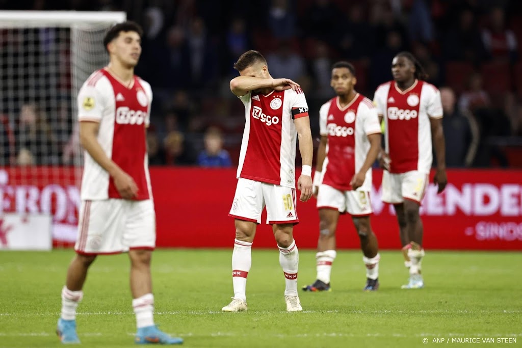 Ajax mist kans op kans en speelt gelijk tegen Vitesse