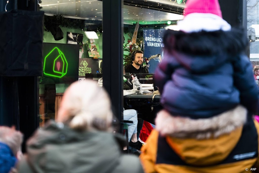 3FM-dj's Van Deelen, Hijlkema en Speelman Glazen Huis in