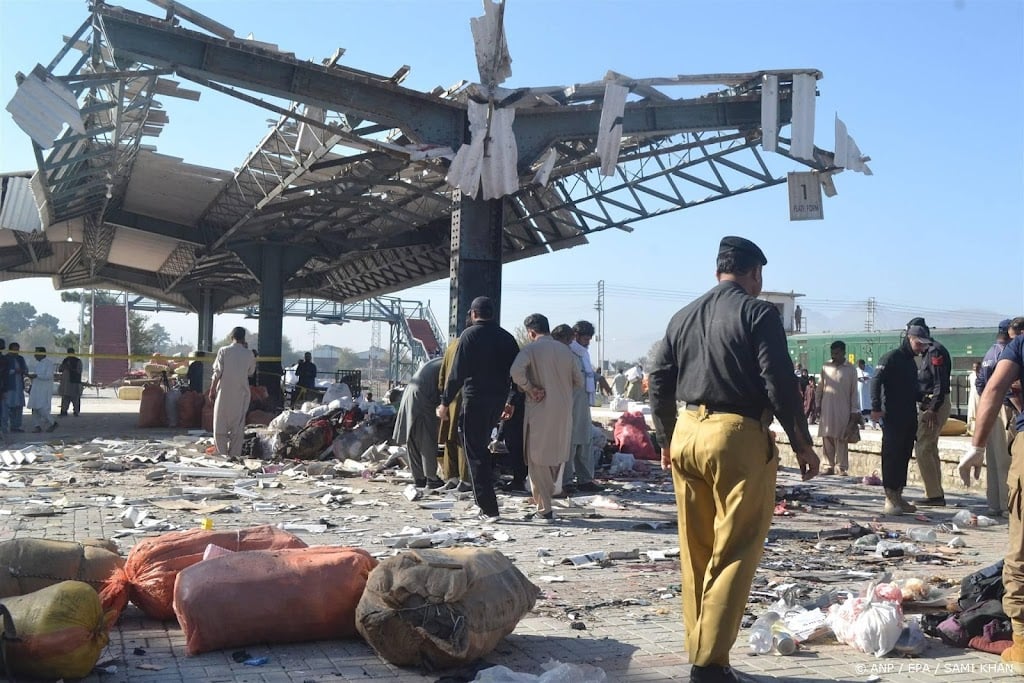 Doden en gewonden na bomaanslag treinstation Pakistan 