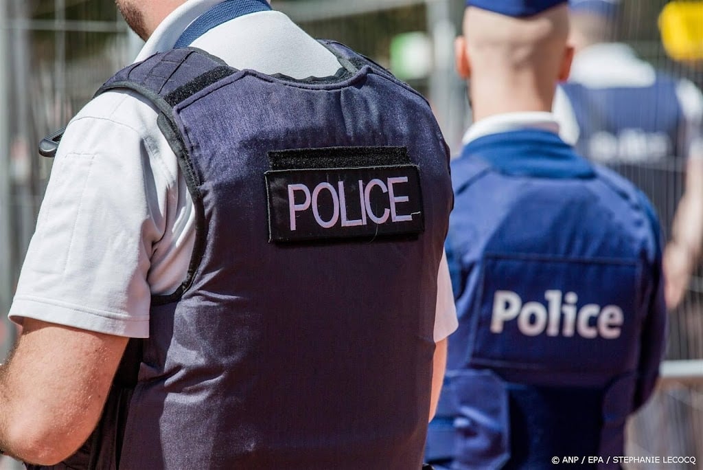 Belgische politie zoekt naar stoeptegelgooier
